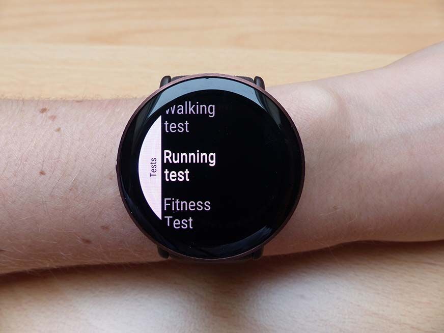 Man sieht die Fitnesstests auf der Polar Ignite 3.